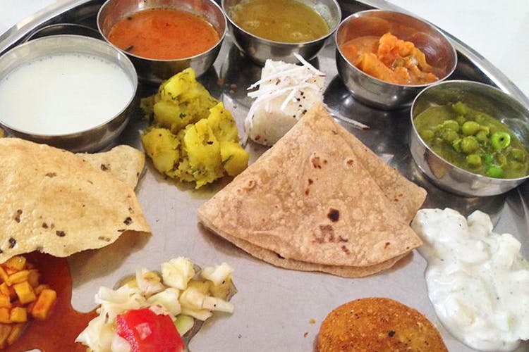 Dish,Food,Cuisine,Ingredient,Chapati,Naan,Roti,Indian cuisine,Punjabi cuisine,Produce