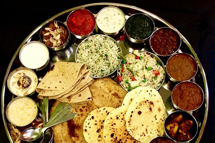 Dish,Food,Cuisine,Ingredient,Meal,Punjabi cuisine,Raita,Indian cuisine,Naan,Vegetarian food