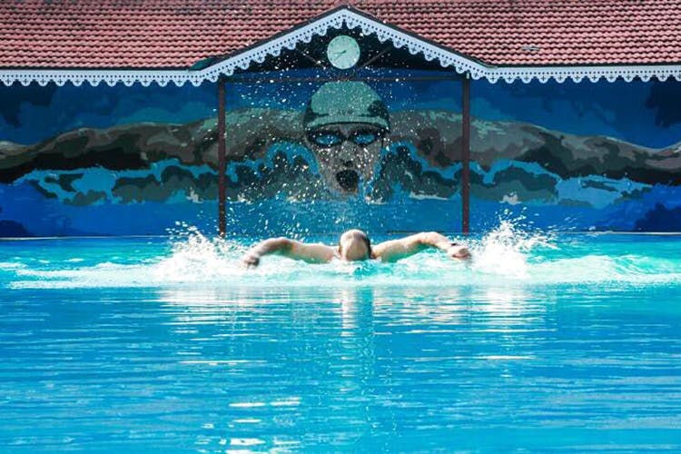 Swimming,Swimming pool,Water,Recreation,Leisure,Swimmer,Fun,Individual sports,Breaststroke,Freestyle swimming