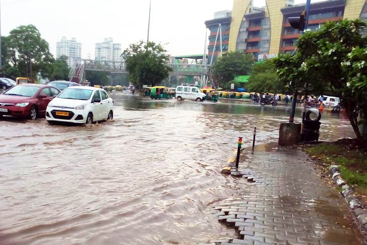 Rain,Water,Flood,Vehicle,Mode of transport,Car,Event,Geological phenomenon,Precipitation,Waterway