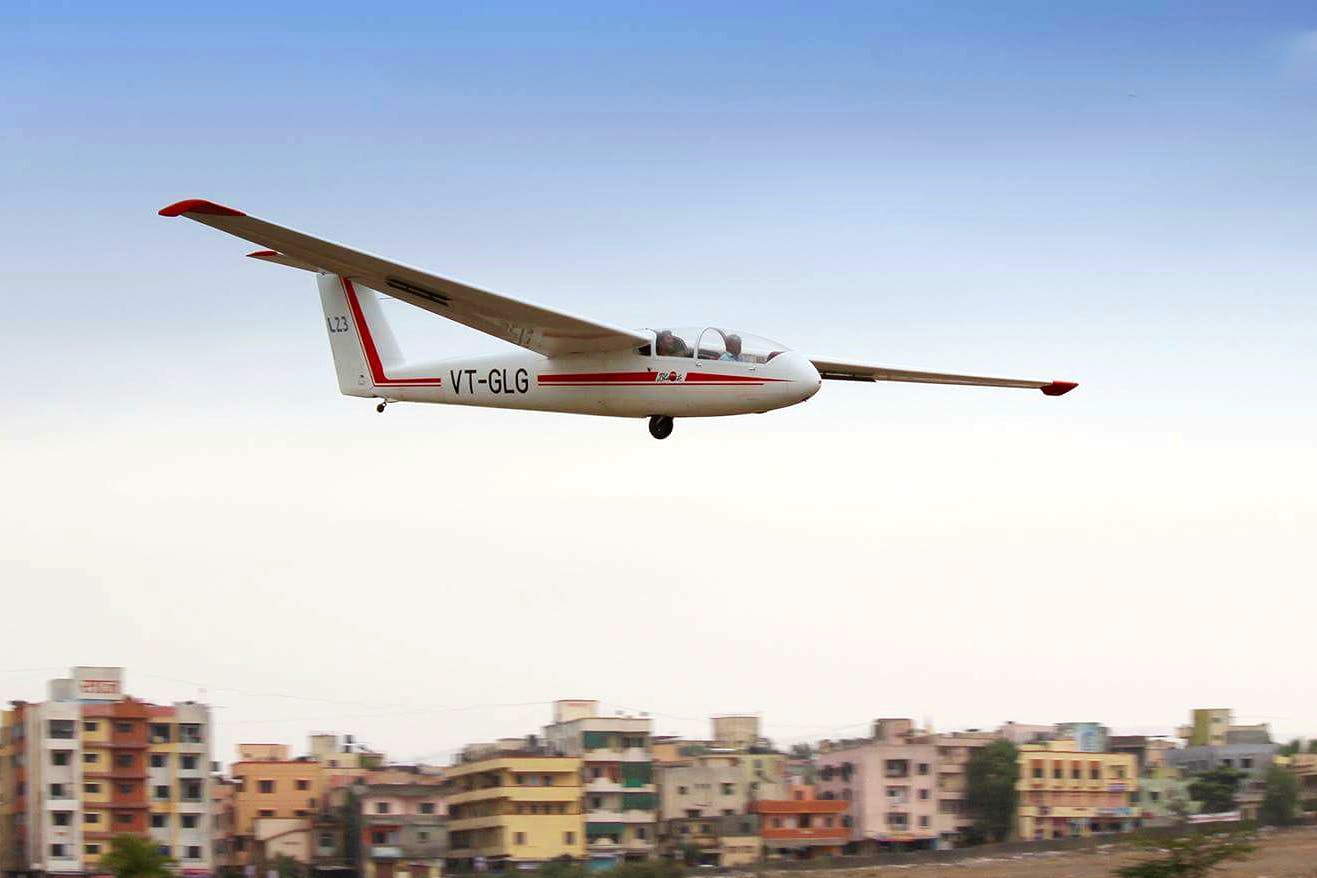 Airplane,Aircraft,Aviation,Vehicle,Flight,Light aircraft,Glider,Gliding,Cessna 150,Aerospace engineering