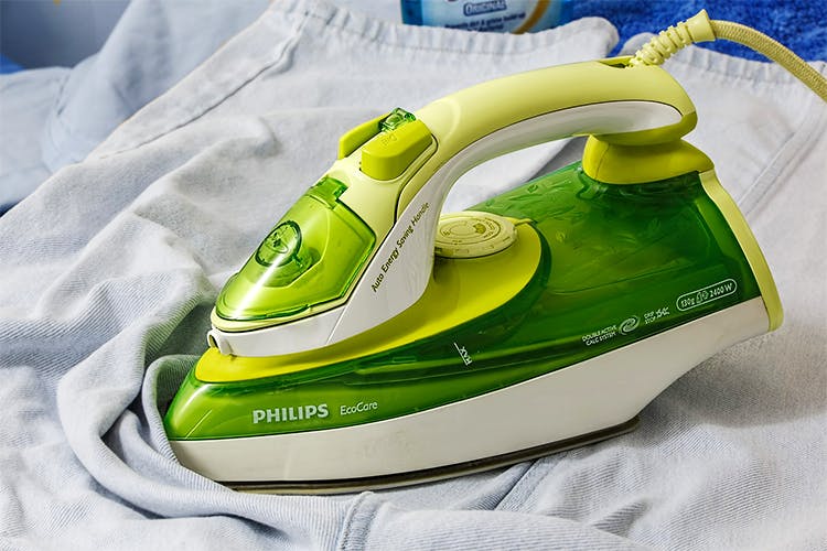 Clothes iron,Green,Small appliance,Home appliance,Iron,Kettle,Metal,Vacuum cleaner