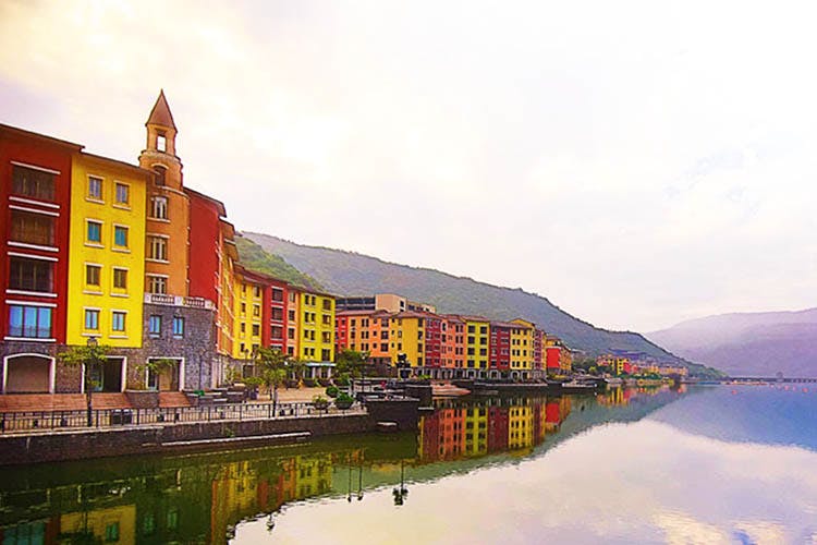 Reflection,Waterway,Sky,Water,Town,Architecture,Canal,House,Building,Mixed-use