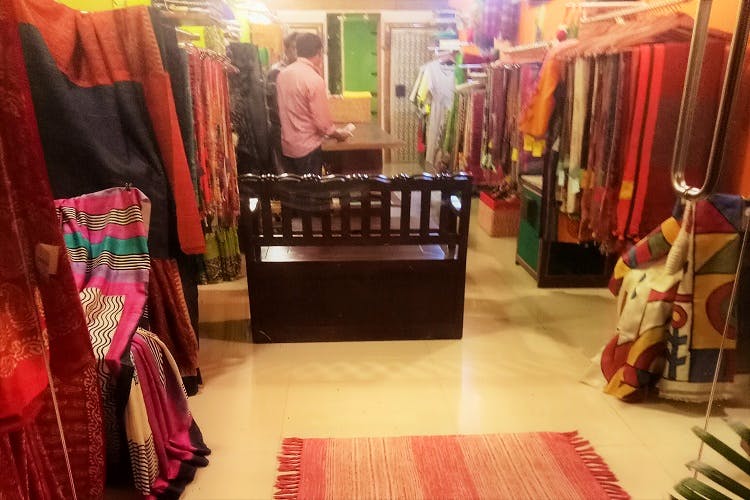 Boutique,Room,Textile,Flooring,Bazaar,Outlet store,Retail,Floor,Furniture,Magenta