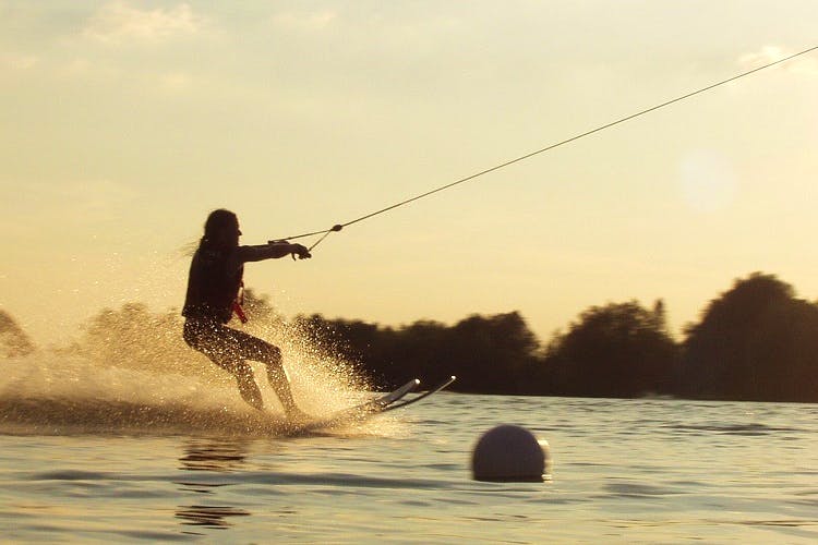 Wakeboarding,Towed water sport,Waterskiing,Surface water sports,Boardsport,Water sport,Recreation,Wakesurfing,Water,Sports