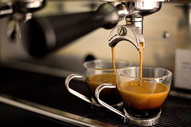 Espresso machine,Small appliance,Espresso,Ristretto,Drink,Home appliance,Portafilter,Barista,Coffee,Barware