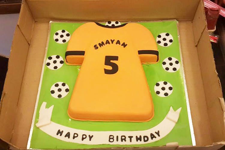 Yellow,Games,Green,Fondant,Birthday cake,Cake,Number,Indoor games and sports,Sugar cake,Baked goods