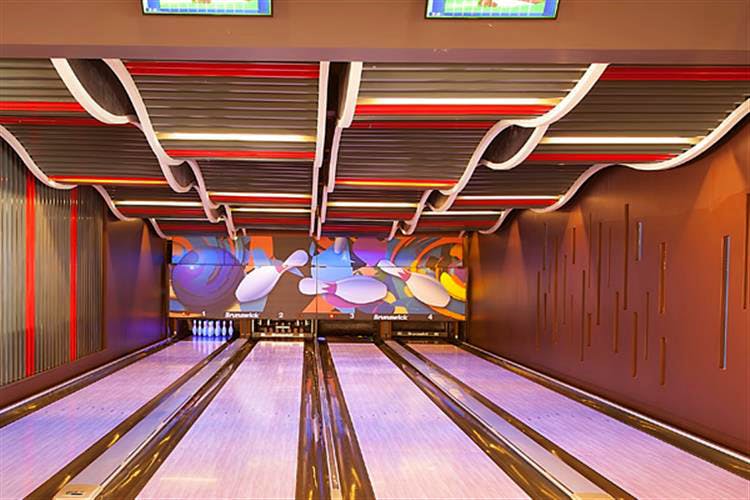 Bowling,Ten-pin bowling,Bowling pin,Bowling equipment,Duckpin bowling,Individual sports,Ball game,Ball,Games,Room