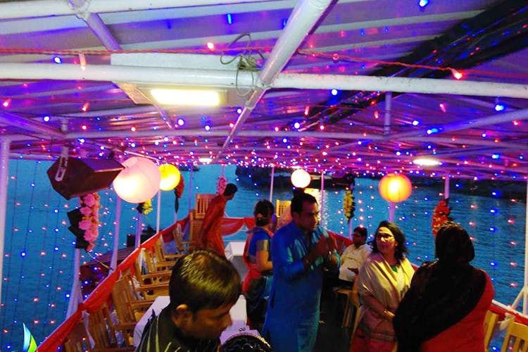 Light,Lighting,Fun,Event,Leisure,Function hall,Party,Design,Crowd,Ceremony