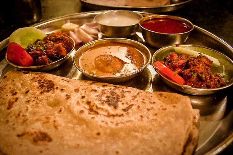Dish,Food,Cuisine,Naan,Chapati,Ingredient,Punjabi cuisine,Roti,Flatbread,Indian cuisine