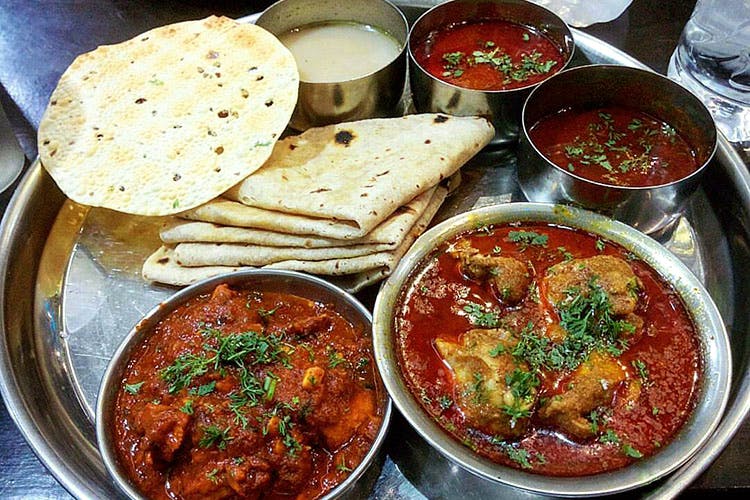 Dish,Food,Cuisine,Naan,Ingredient,Curry,Punjabi cuisine,Chapati,Flatbread,Produce