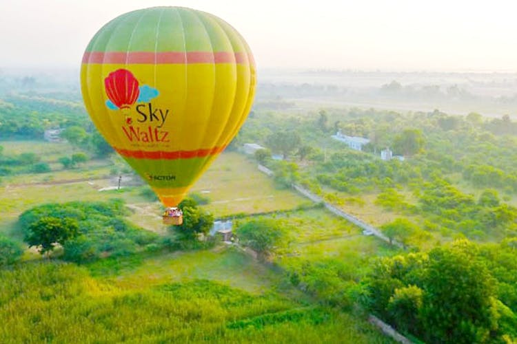 Hot air ballooning,Hot air balloon,Air sports,Morning,Vehicle,Balloon,Recreation,Air travel,Sky,Landscape