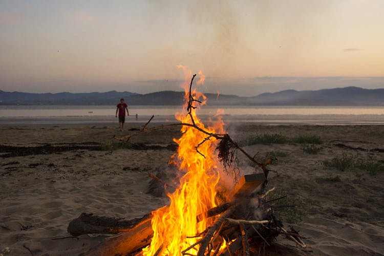 Bonfire,Fire,Flame,Campfire,Heat,Geological phenomenon,Sky,Event,Wood,Landscape