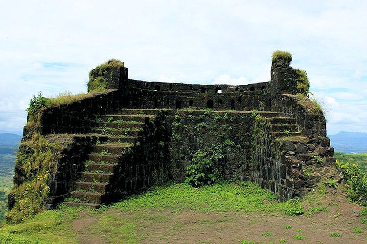 Ruins,Wall,Fortification,Ancient history,Grass,Building,Historic site,Highland,Rural area,History