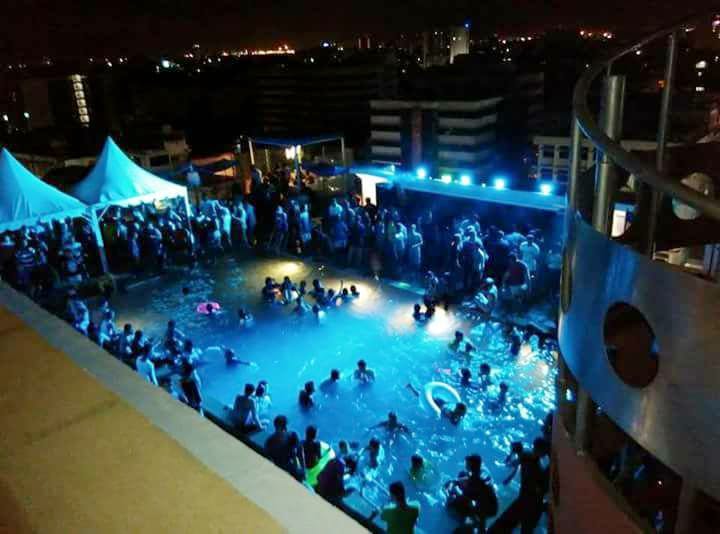 Swimming pool,Lighting,Light,Leisure,Fun,Stage,Crowd,Auditorium,Performance,Function hall