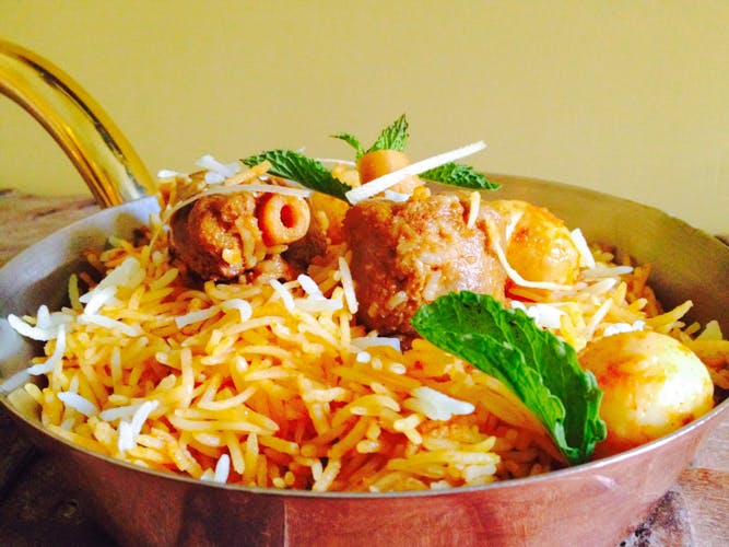 Dish,Food,Cuisine,Ingredient,Biryani,Thai fried rice,Hyderabadi biriyani,Rice,Produce,Meat