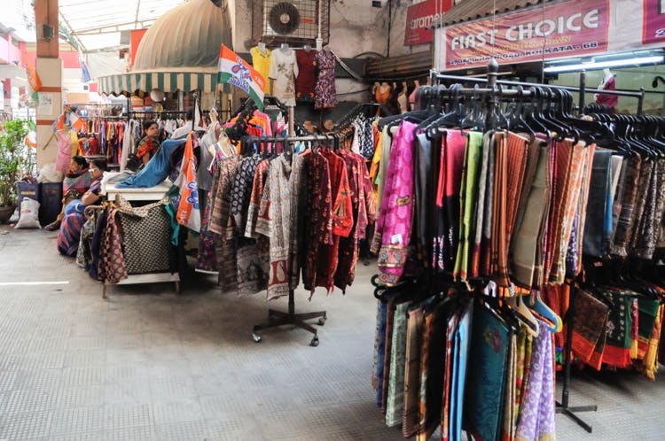 Bazaar,Marketplace,Boutique,Selling,Market,Public space,Outlet store,Human settlement,Textile,Flea market