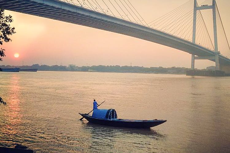 Water transportation,Sky,Water,River,Boat,Bridge,Waterway,Vehicle,Mode of transport,Boating