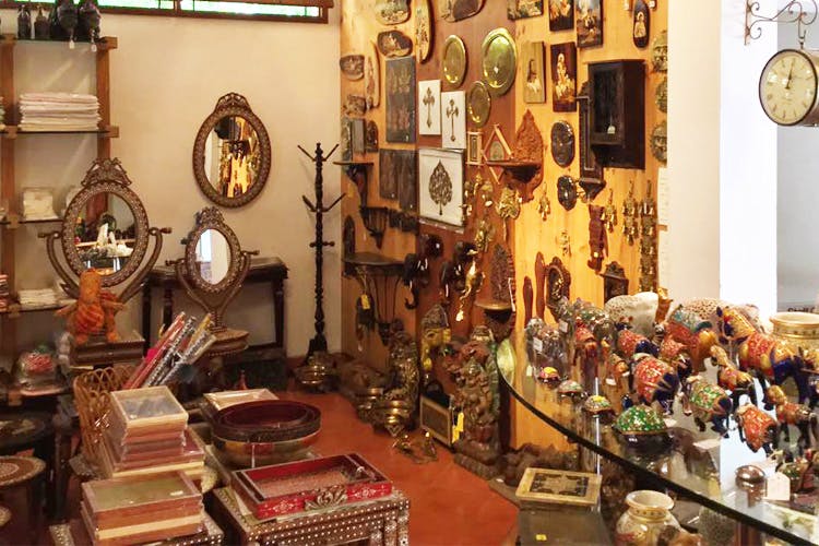 Antique,Collection,Building,Room,Interior design,Furniture,Bazaar,Market,Retail,Souvenir