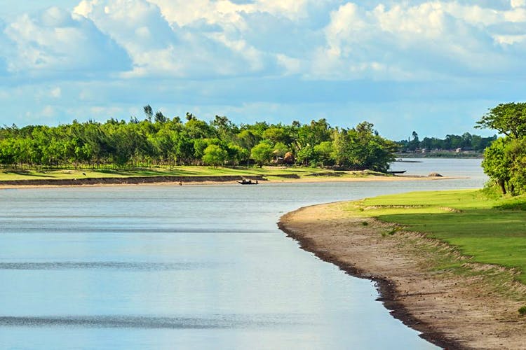 Body of water,Water resources,Water,River,Natural landscape,Bank,Waterway,Sky,Natural environment,Vegetation