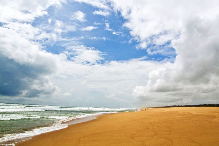 Sky,Body of water,Beach,Sea,Shore,Cloud,Coast,Ocean,Daytime,Wave
