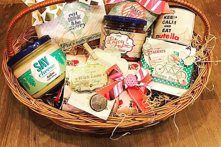 Gift basket,Basket,Present,Hamper,Food,Party favor,Home accessories,Cash,Money