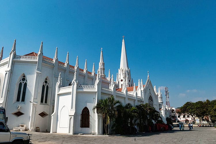 Building,Architecture,Landmark,Spire,Sky,Steeple,Town,Place of worship,Church,Facade