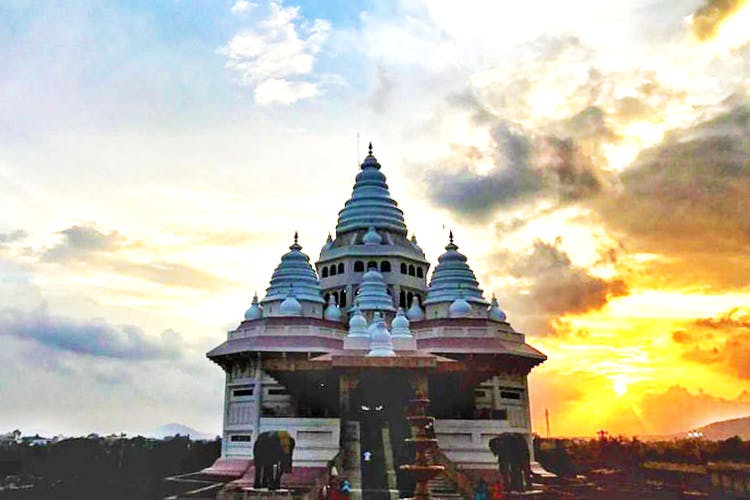 Temple,Landmark,Place of worship,Hindu temple,Sky,Architecture,Building,Cloud,Historic site,Wat