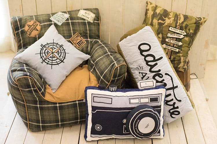 Cushion,Throw pillow,Pillow,Furniture,Room,Design,Linens,Textile,Couch,Plaid