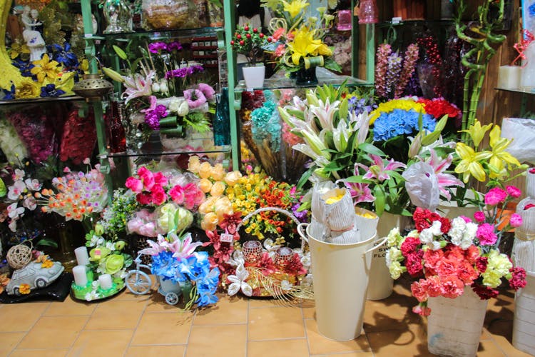 Floristry,Flower,Flower Arranging,Flowerpot,Floral design,Cut flowers,Plant,Public space,Houseplant,Bouquet