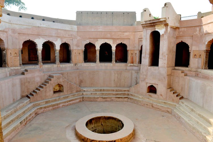 Holy places,Building,Historic site,Caravanserai,Courtyard,Architecture,Arch,Thermae,Arcade