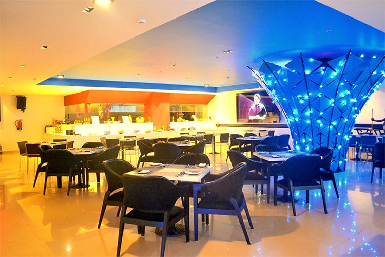 Restaurant,Building,Interior design,Function hall,Room,Cafeteria,Ceiling,Table,Business,Food court