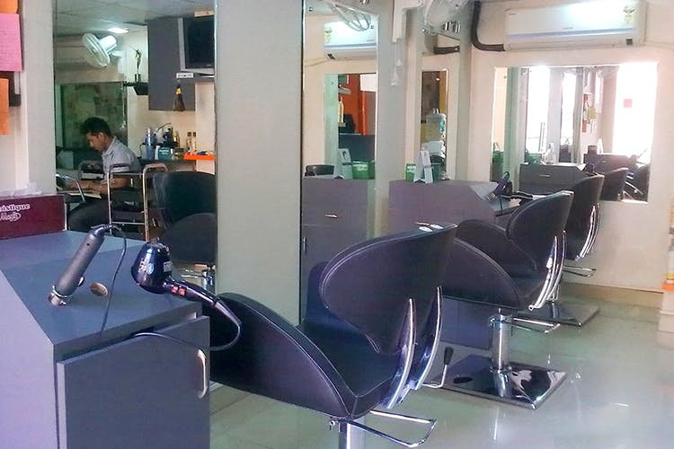 Beauty salon,Salon,Product,Barber chair,Office chair,Chair,Furniture,Room,Office,Interior design