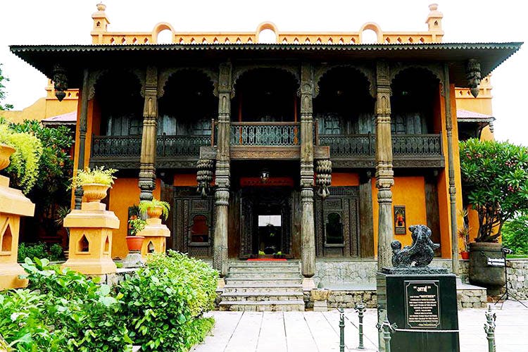 Building,Chinese architecture,Architecture,Temple,House,Column,Place of worship,Historic site,Temple,Home