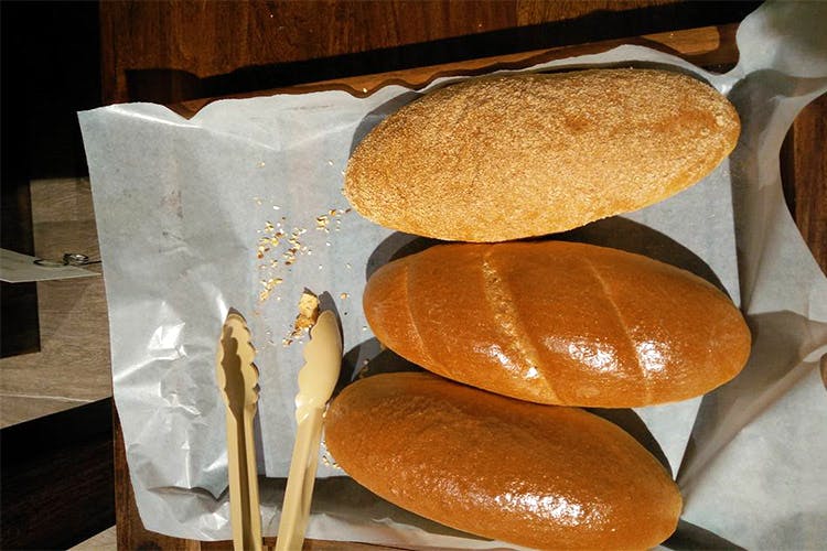 Food,Bread,Baguette,Hard dough bread,Sourdough,Hot dog bun,Bun,Cuisine,Dish,Bread roll