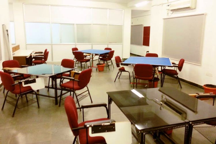 Room,Classroom,Building,Interior design,Furniture,Table,Cafeteria,Restaurant,Class,Chair