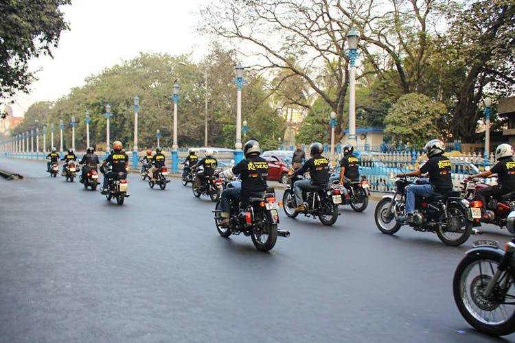 Motor vehicle,Vehicle,Motorcycle,Motorcycling,Transport,Mode of transport,Traffic,Lane,Parking,Road