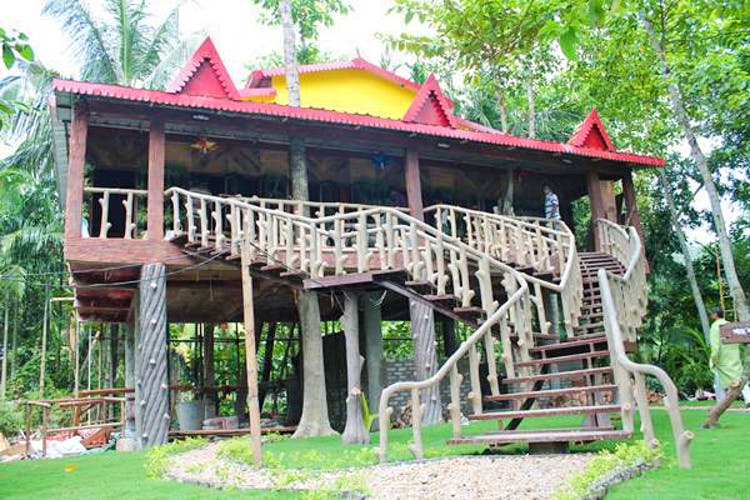 Spend Your Next Vacation Hiding Out In A Tree House Just 1 Hour Away