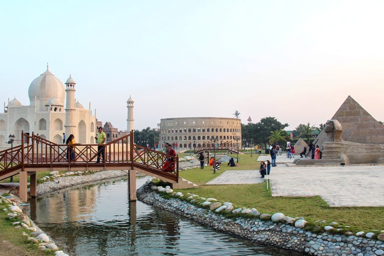 Waterway,Building,Architecture,Tourism,River,Historic site,City,Plant,Tourist attraction,Reflecting pool