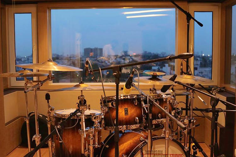 Drum,Drums,Musical instrument,Percussion,Gong bass drum,Drumhead,Snare drum,Musician,Recording studio,Bass drum