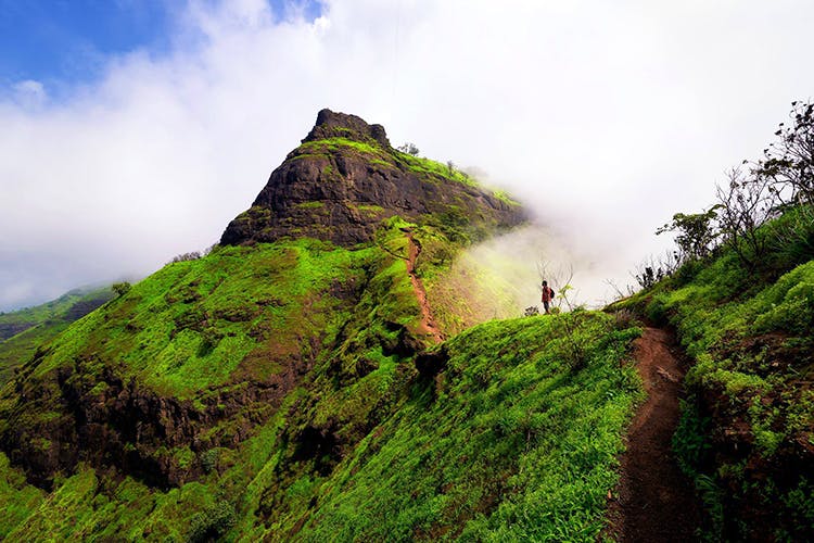 Nature,Natural landscape,Mountainous landforms,Vegetation,Sky,Green,Mountain,Highland,Hill,Atmospheric phenomenon