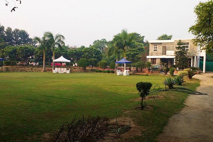 Lawn,Property,Grass,Land lot,Estate,House,Home,Sport venue,Real estate,Residential area