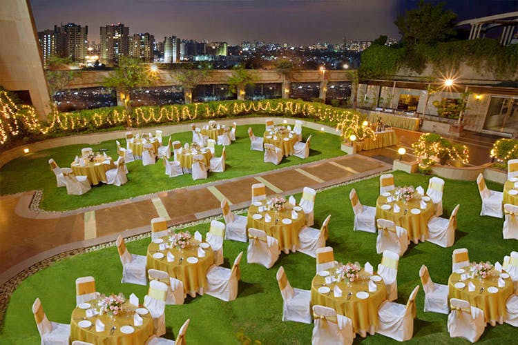 Function hall,Banquet,Meal,Event,Residential area,Wedding reception,Table,Lawn,Grass,Party