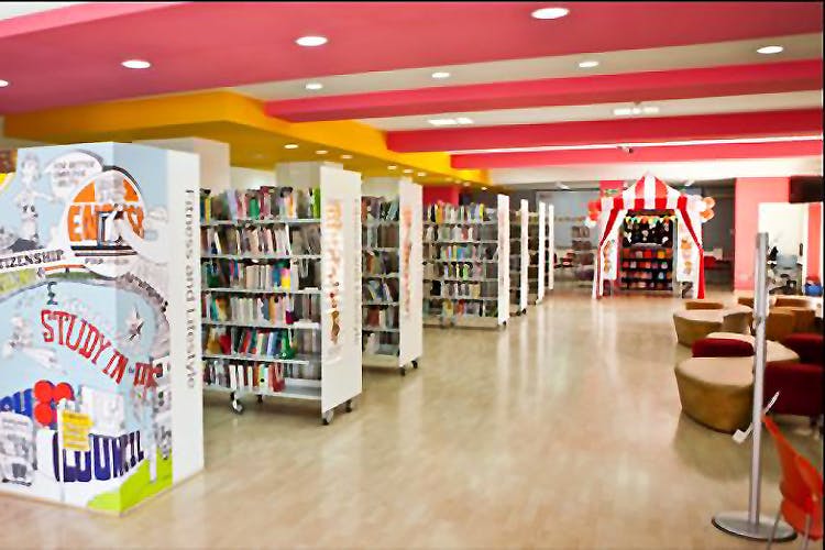 Building,Retail,Product,Convenience store,Outlet store,Supermarket,Interior design,Library,Flooring,Floor