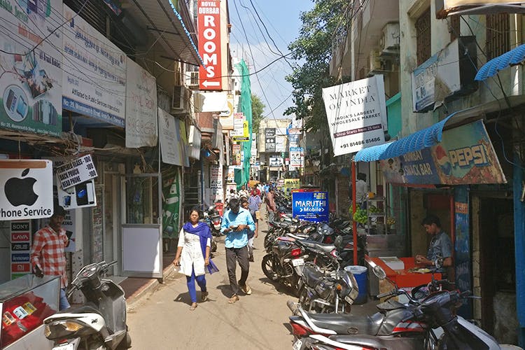 Town,Neighbourhood,Street,Bazaar,Mode of transport,Human settlement,Marketplace,Building,Market,Road