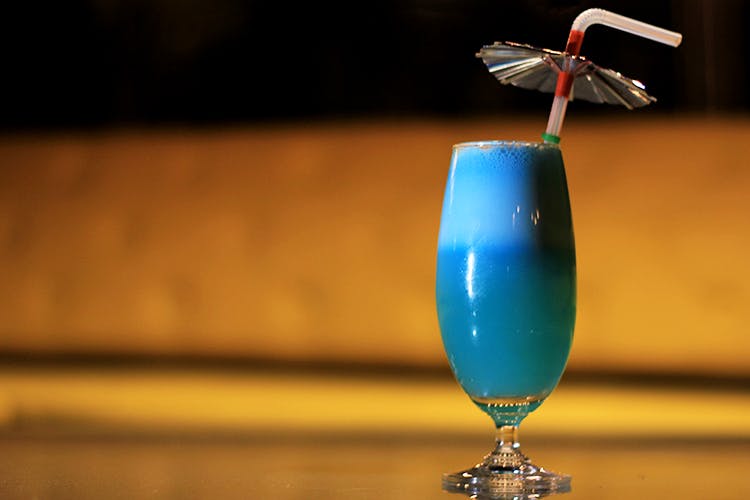 Drink,Blue hawaii,Non-alcoholic beverage,Cocktail garnish,Alcoholic beverage,Distilled beverage,Blue lagoon,Cocktail,Champagne cocktail,Hpnotiq