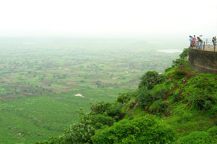 Hill station,Vegetation,Atmospheric phenomenon,Hill,Mountain,Highland,Grass,Tree,Tourism,Terrain