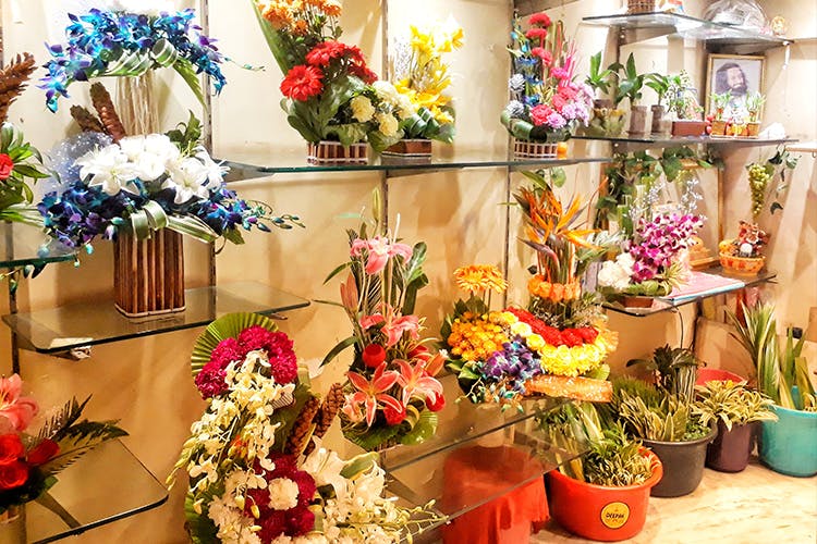 Floristry,Flower,Flower Arranging,Flowerpot,Floral design,Artificial flower,Cut flowers,Plant,Houseplant,Bouquet