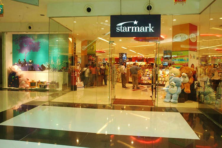 Shopping mall,Building,Outlet store,Retail,Display window,Display case,Glass,Interior design,Trade,Shopping