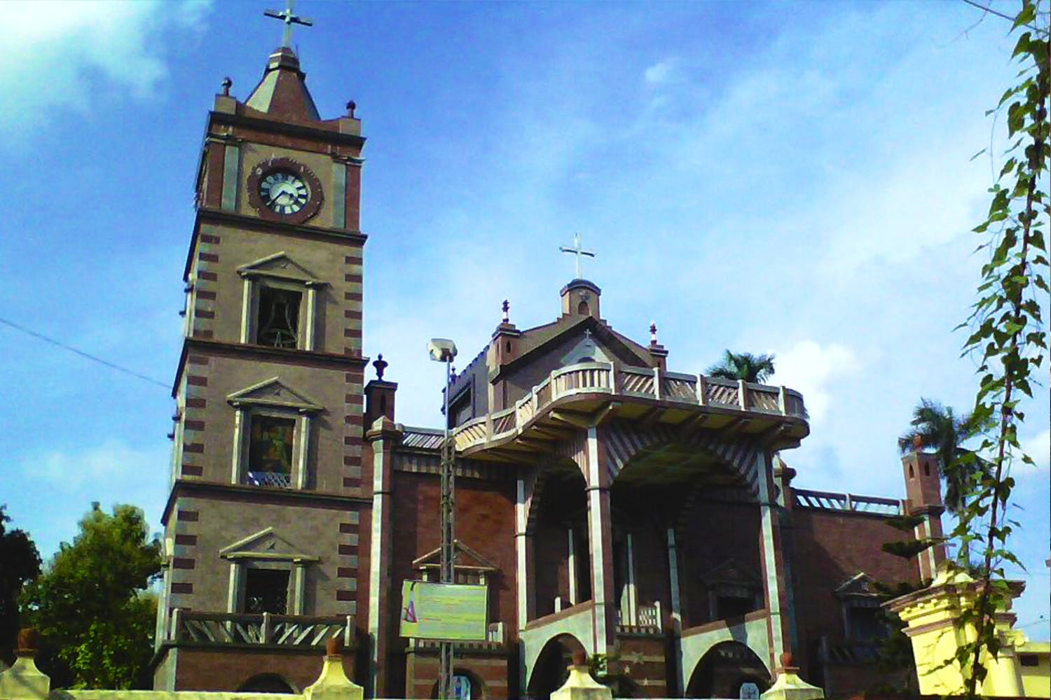 Building,Landmark,Architecture,Church,Place of worship,Parish,Sky,Tree,Basilica,Clock tower